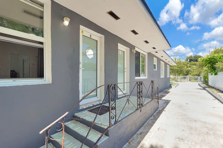 Building Photo - 160 NW 45th St
