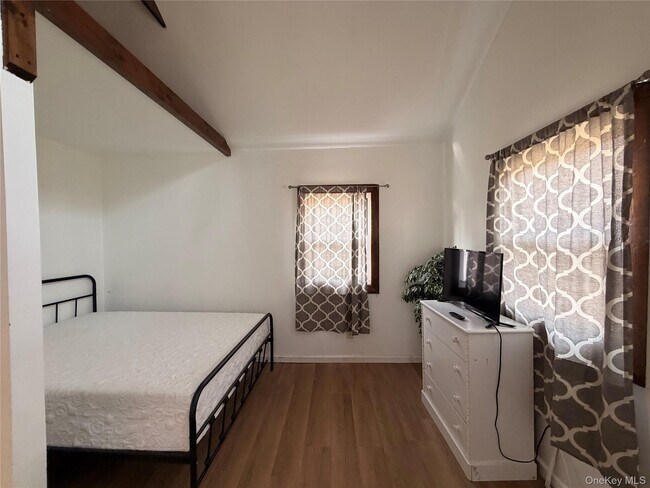 Building Photo - 1 Royal Acres Dr