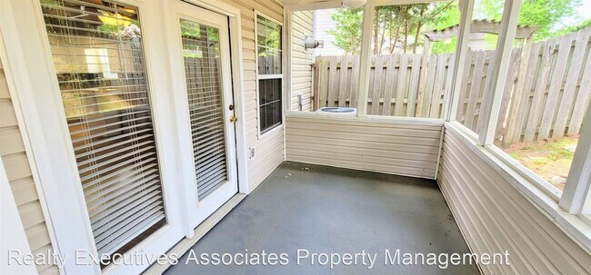 Building Photo - 3 br, 2.5 bath House - 829 Ashley Michelle...