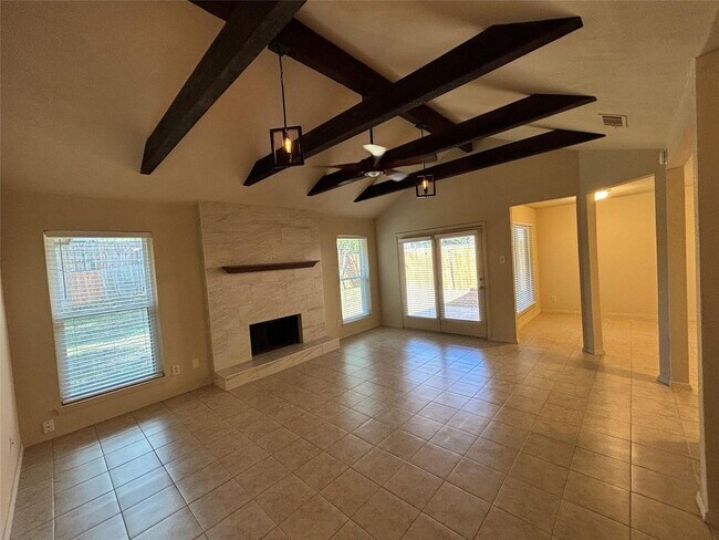 Building Photo - Beautifully updated 3-bedroom 2-bath home