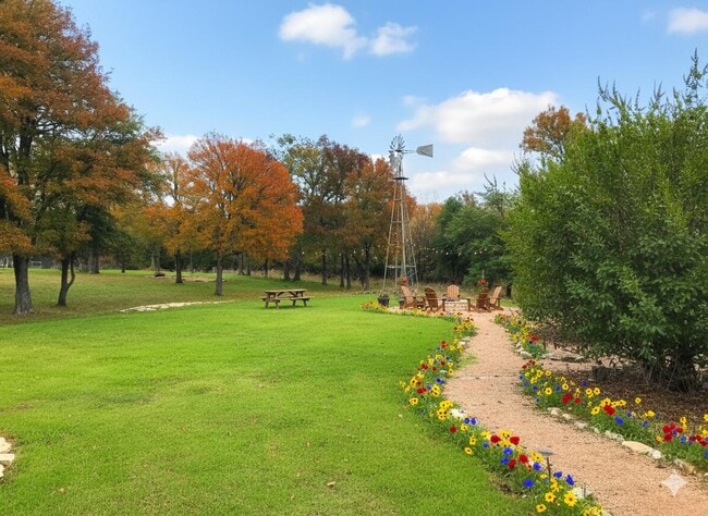 Building Photo - 607 Live Oak St