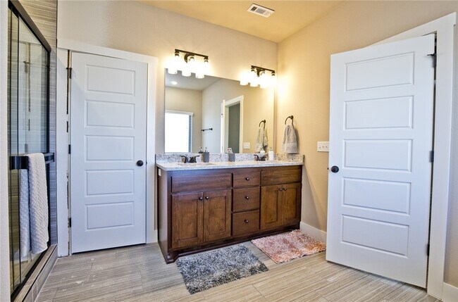 Building Photo - 2629 N Justin Dr