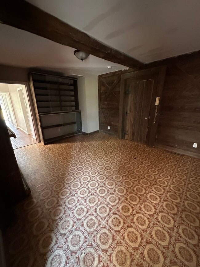 Building Photo - 5 Bedroom/1 bath Single family house