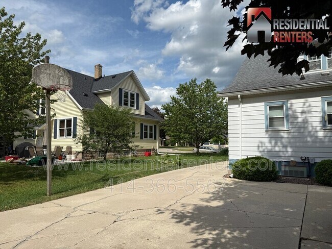 Building Photo - 1007 13th Ave
