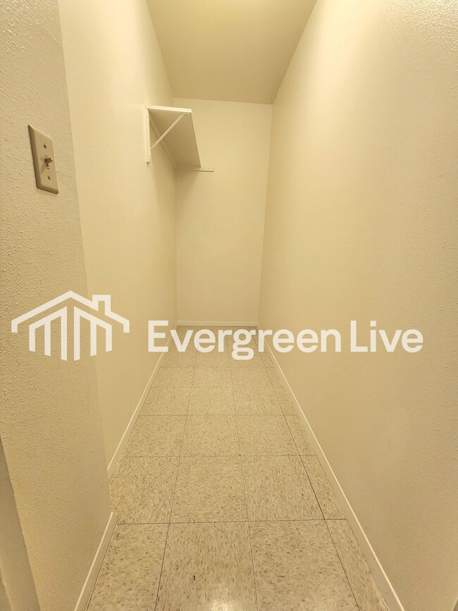 Building Photo - 213 Raven Dr