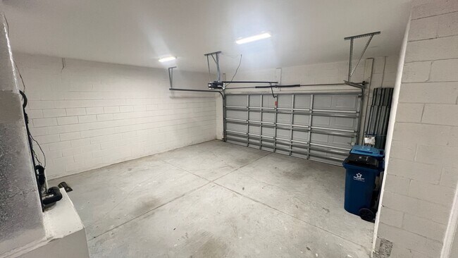 Building Photo - ADORABLE 3 Bedroom / 2 Bathroom Home in Pa...