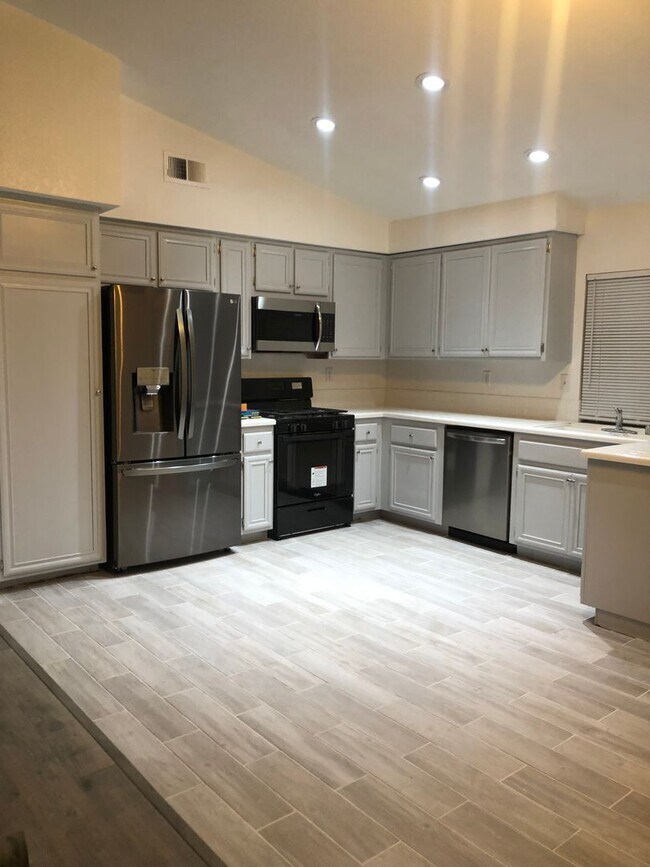 Building Photo - Newly renovated 4 bedroom in canyon crest!