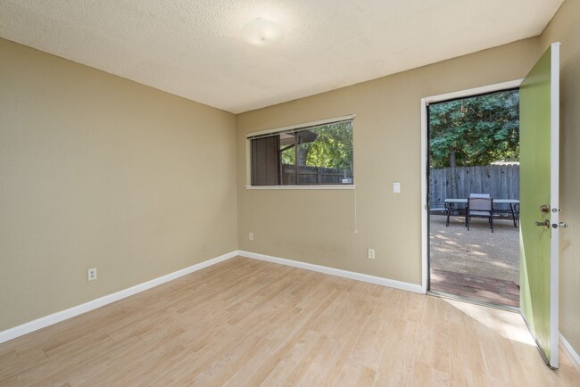 Building Photo - 2 bed 1 bath home w/ garage and yard, biki...