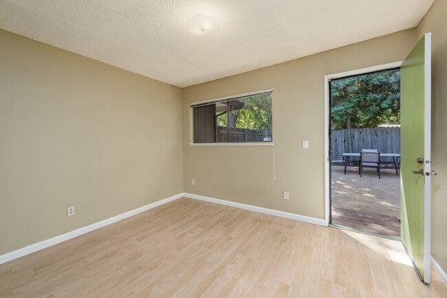 Building Photo - 2 bed 1 bath home w/ garage and yard, biking distance to UC Davis campus and downtown