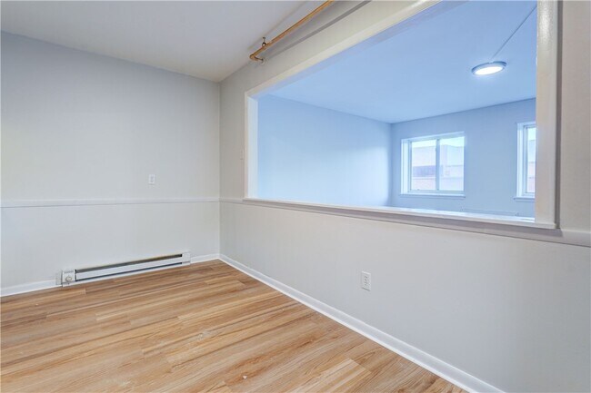 Building Photo - 404 Main St