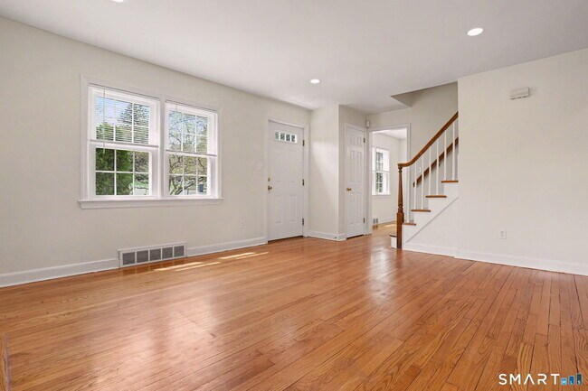 Building Photo - 32 Crescent Dr