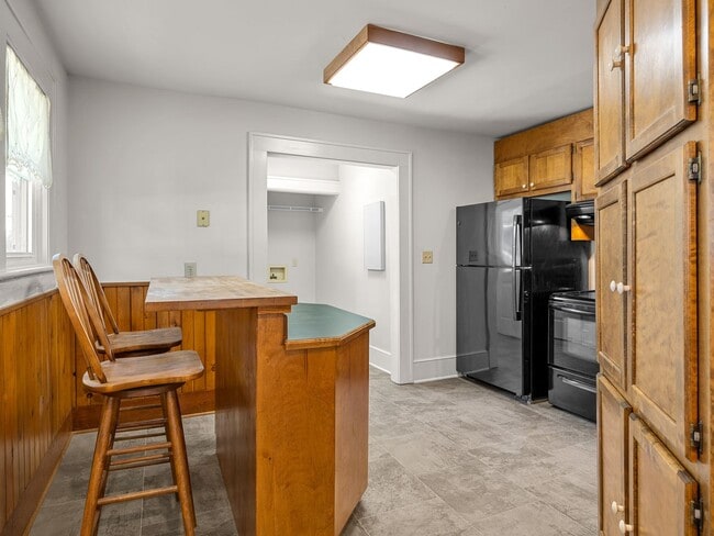 Building Photo - Spacious 3 BR, 2 BA Home, Screened Porch w...
