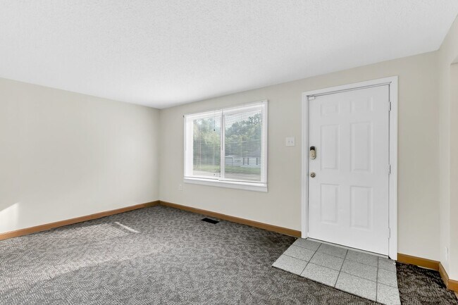 Building Photo - Spacious 3 Bedroom Ready to be rented. Section 8 Welcome