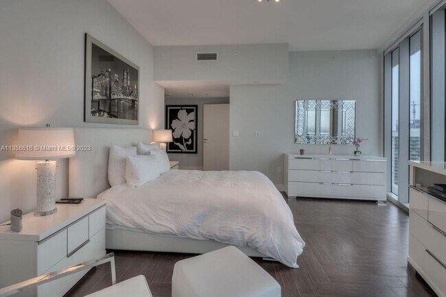 Building Photo - 200 Biscayne Blvd Way