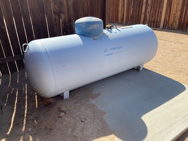 Building Photo - 3+2 READY NOW!