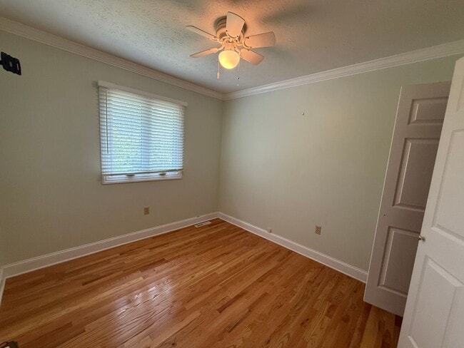 Building Photo - 3-4 bedroom 2 bath split foyer for rent