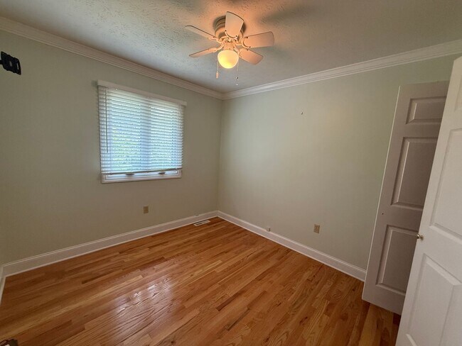 Building Photo - 3-4 bedroom / 2 bath split foyer  Kingspor...
