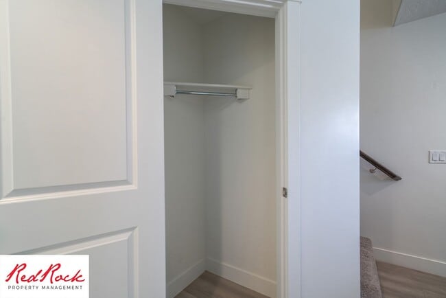 Building Photo - 4 Bed/2.5 Bath Townhome in Desert Bluff!