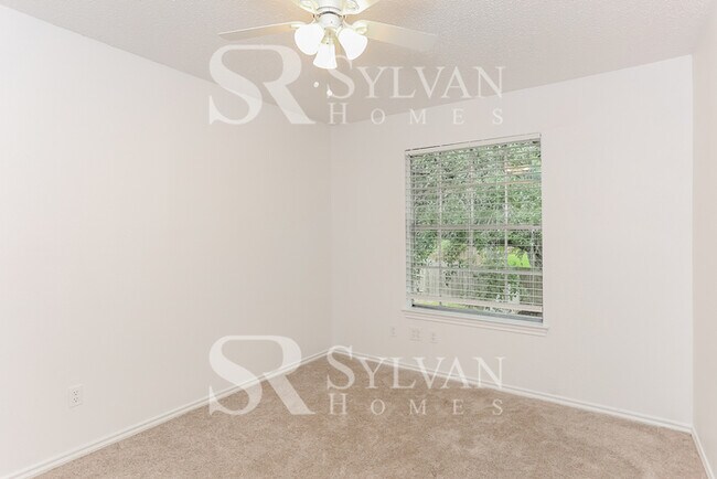 Building Photo - Feel welcome and comfortable in this spacious 3BR 2.5BA