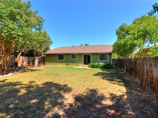 Building Photo - 802 Primrose Ln