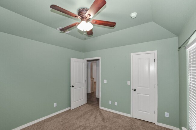 Building Photo - Stunning with 4 bedrooms in City View!