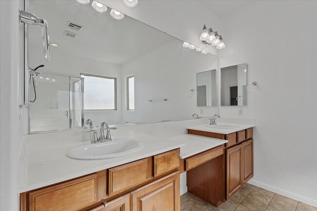 Building Photo - Gorgeous 4BR/2.5BA/2GA Two-Story Gem in Gated Community!