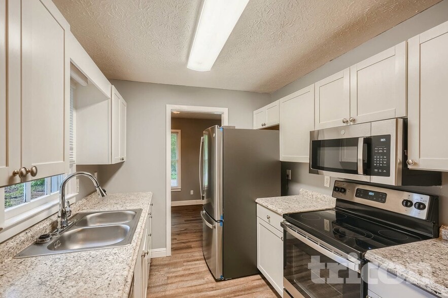 Building Photo - 847 Raintree Way SE