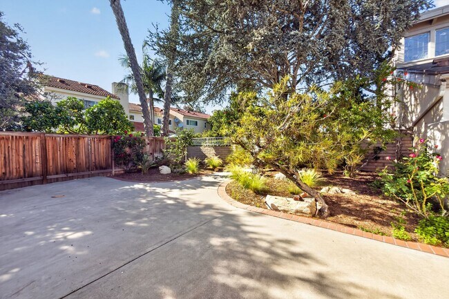 Building Photo - Remodeled, Single-Level, End-Unit Condo in Irvine