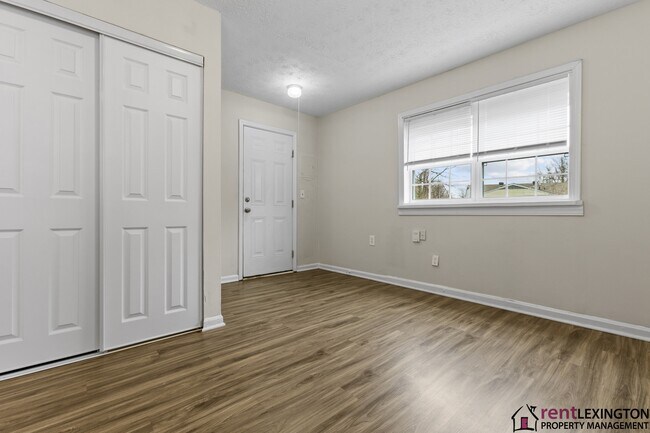 Building Photo - 3966 Northampton Dr