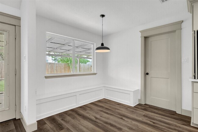 Building Photo - 10115 Kirkbluff Dr