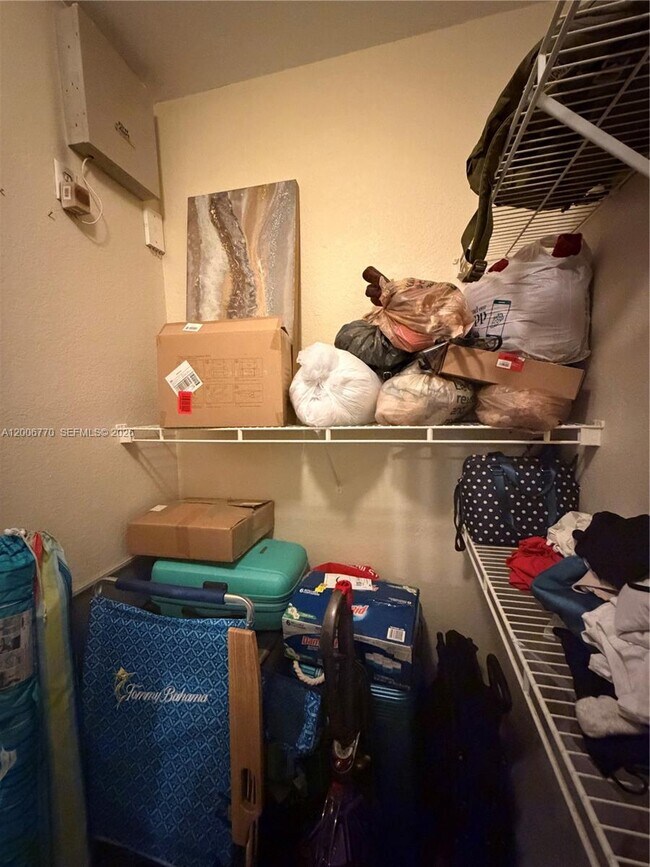 Building Photo - 860 N Orange Ave