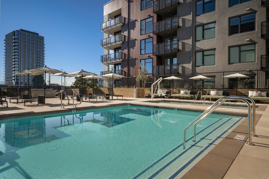 Building Photo - 2333 Calle Del Mundo