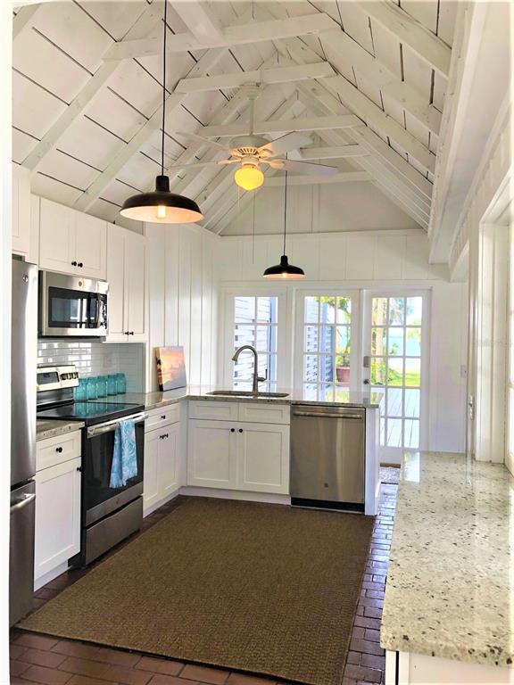 Building Photo - 835 Victoria Dr