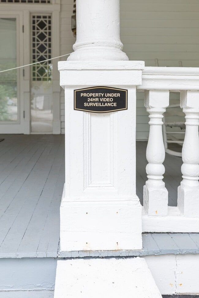 Building Photo - RESIDENTIAL/COMMERCIAL RENTAL - Charming historic home located downtown Opelika! (*Partially Furn...