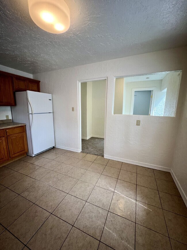 Building Photo - 2 bedroom / 1 bath close to KAFB and I-25 Move-in Special!
