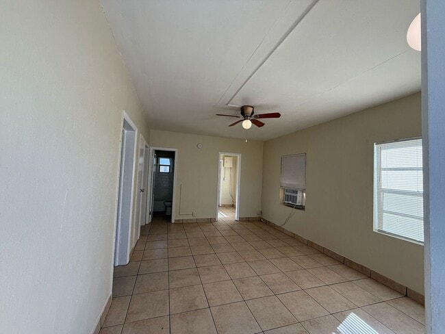 Building Photo - Nice 2-1 house