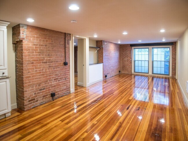 Building Photo - 6 B School St