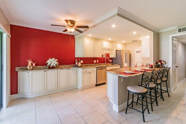 Building Photo - 650 Pinellas Point Dr S