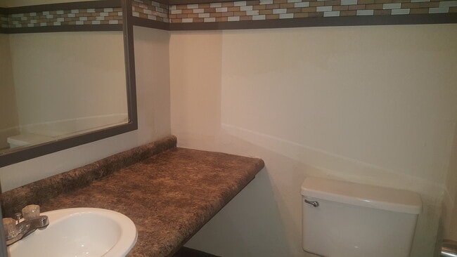 Building Photo - 663 Watson St