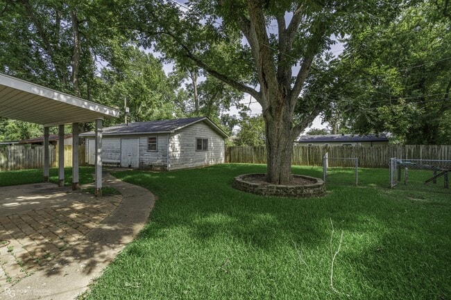 Building Photo - 1602 San Saba St