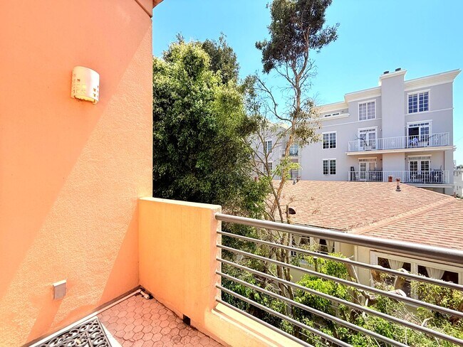 Building Photo - Sophisticated Bright & Spacious Furnished ...