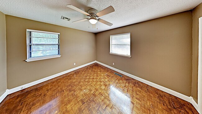 Building Photo - Charming Home In The Village!