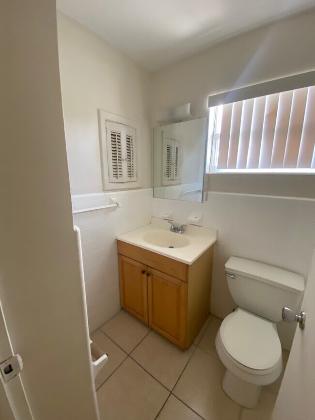 Building Photo - 997 Sunrise Dr