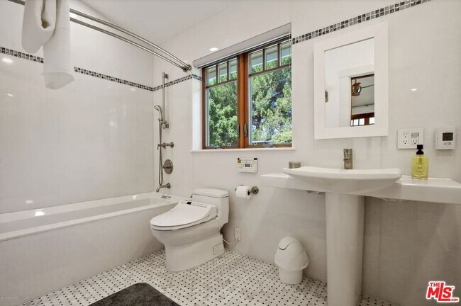 Building Photo - 130 S Arroyo Blvd