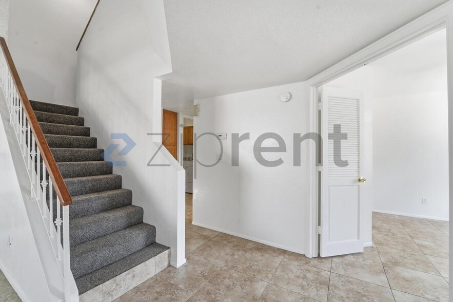 Building Photo - 609 E Mesquite Cir