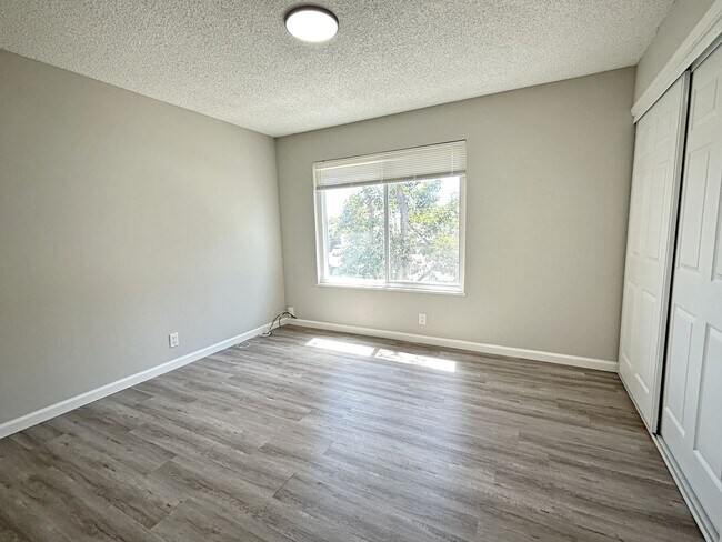 Building Photo - Move-in ready Evergreen townhome with private backyard, detached 2-car garage, and great communit...