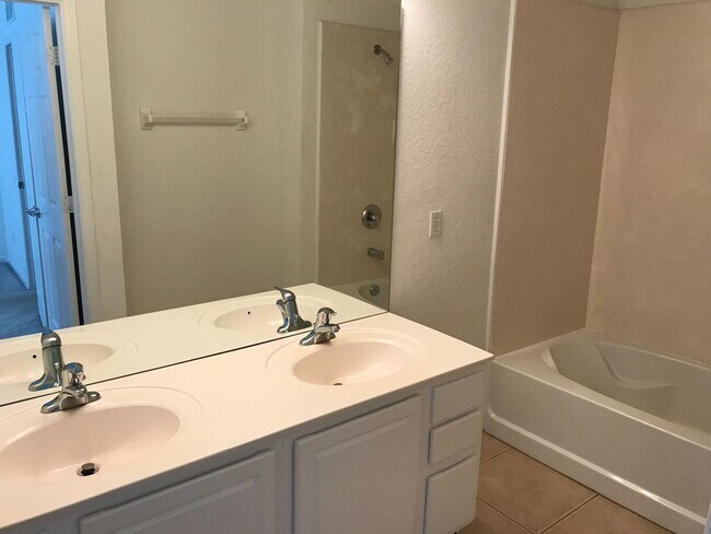 Building Photo - Beautiful 2 bed 2 bath Townhome in Gated Community