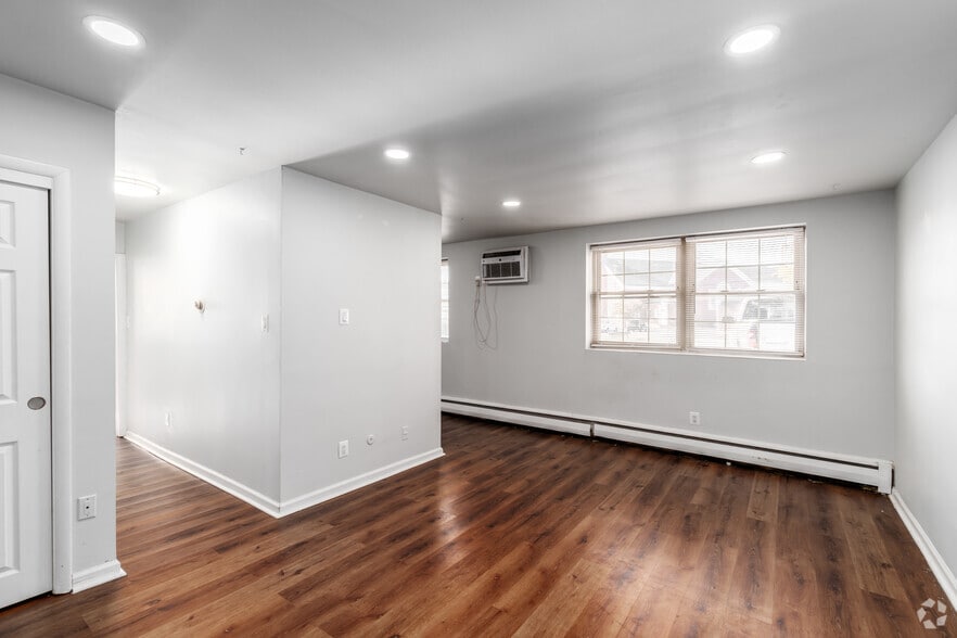 1BR, 1BA - 700SF - Living Room - Alexander Arms Apartments