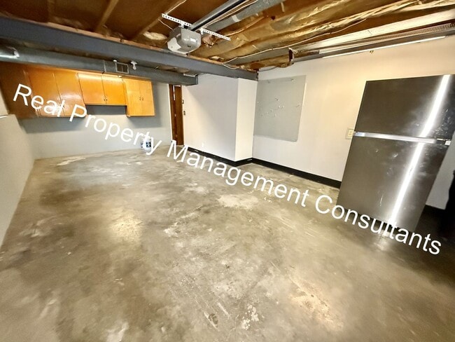 Building Photo - 2 Bedroom, 1.5 Bath Now Available!