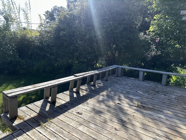 Building Photo - 2000+ sf home is in a great location, pet ...